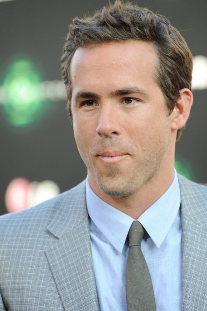 Ryan Reynolds średniej długości fryzura